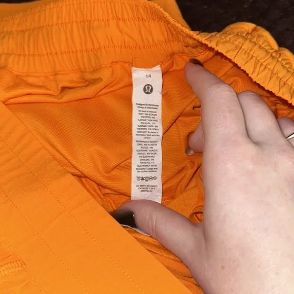 NWOT Lululemon Hotty Hot Shorts - Picture 5 of 6